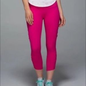 Lululemon Hot Pink crop leggings.
